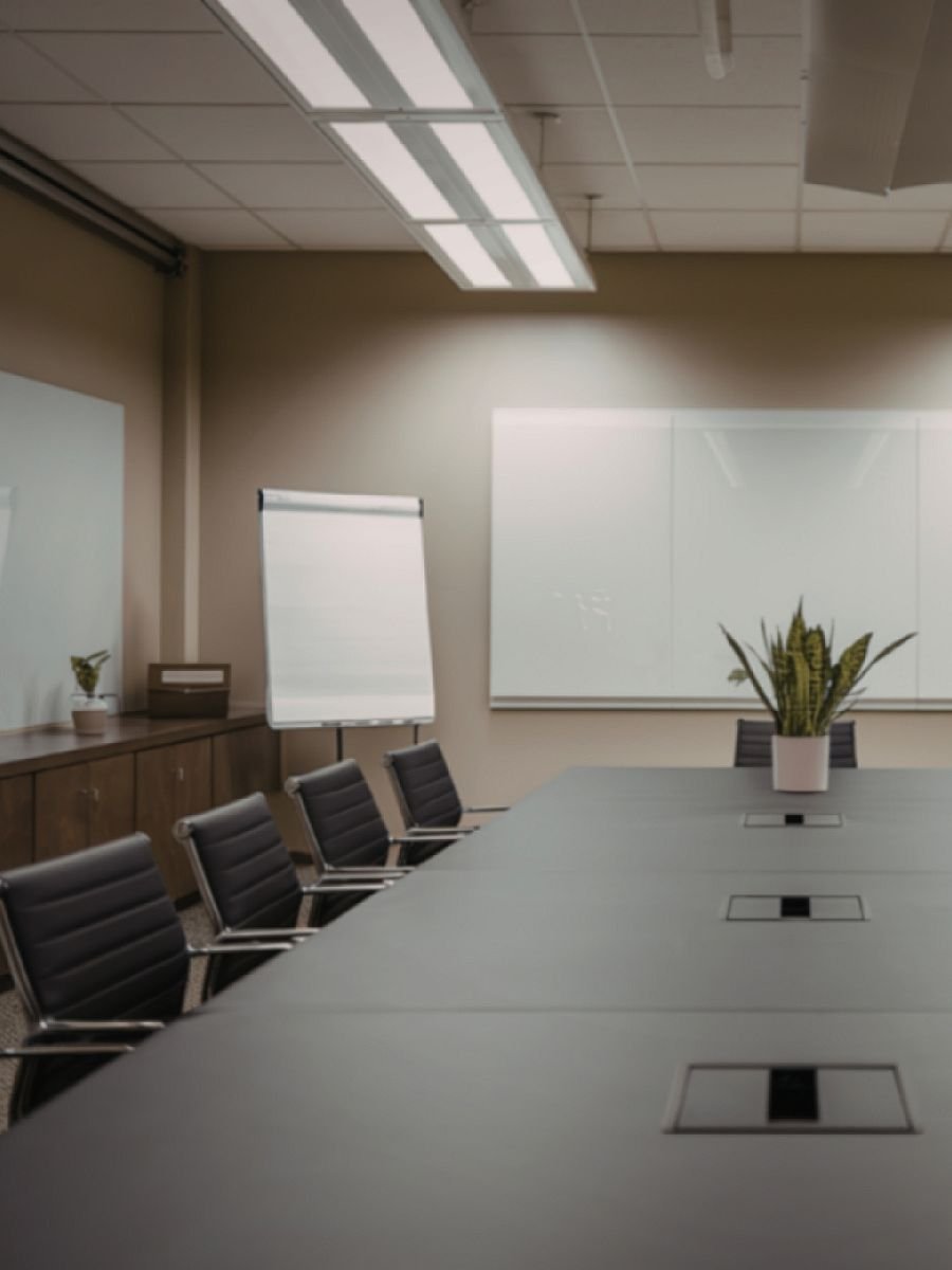 Sala de reunião corporativa preparada para treinamentos e avaliações in-company